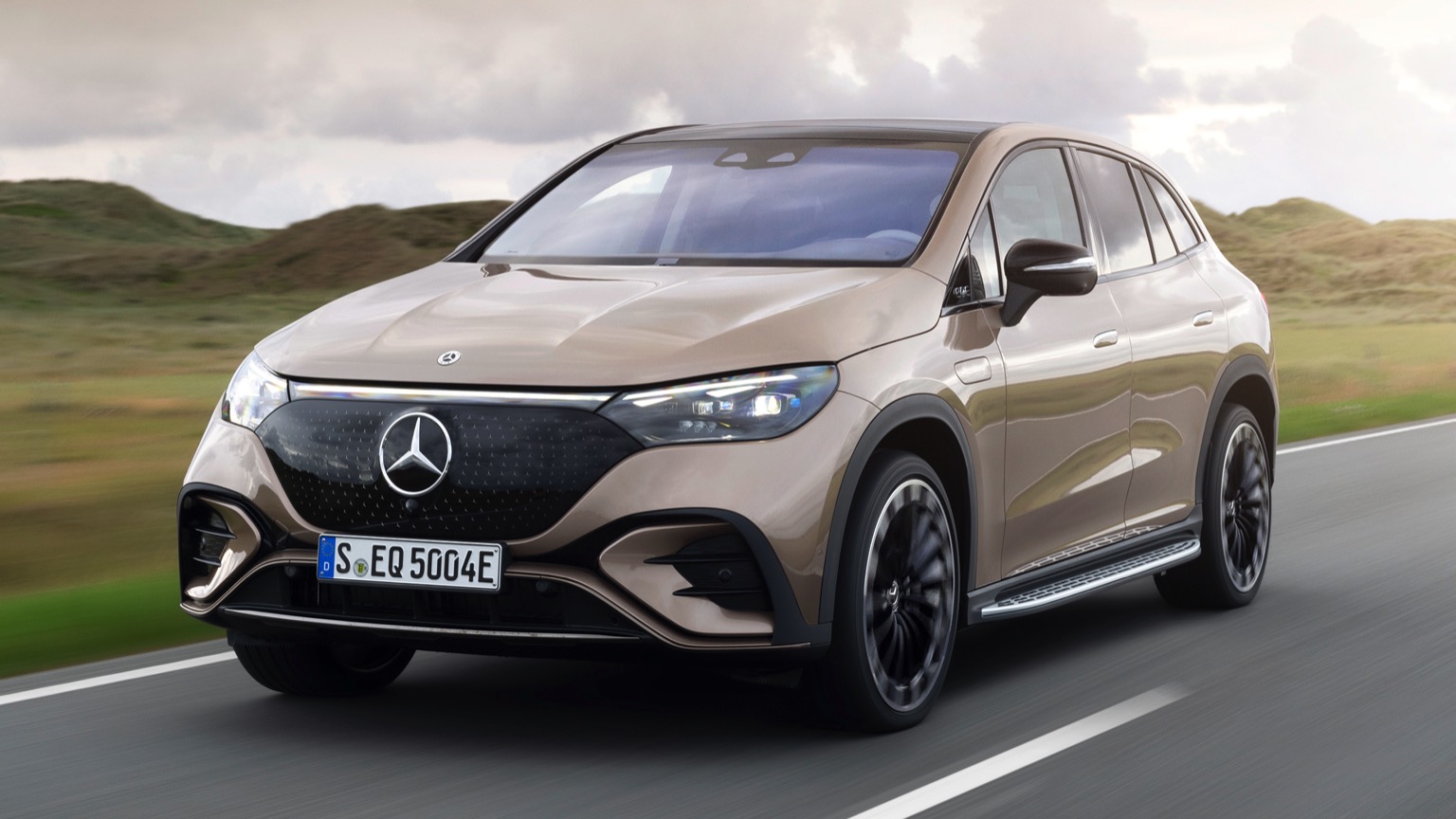 Luxusní interiér Mercedes-Benz EQE SUV s ambientním osvětlením