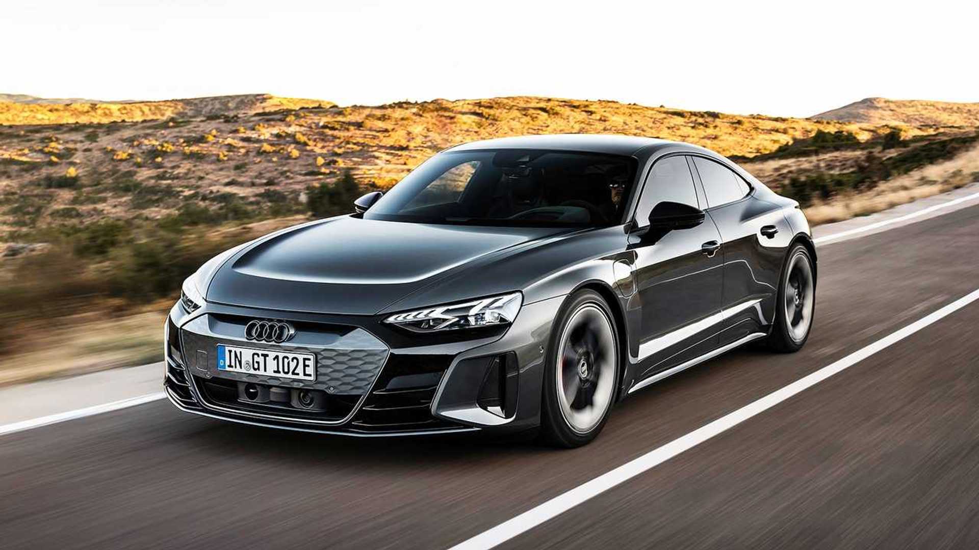 Sportovní sedan Audi RS e-tron GT v šedé metalíze